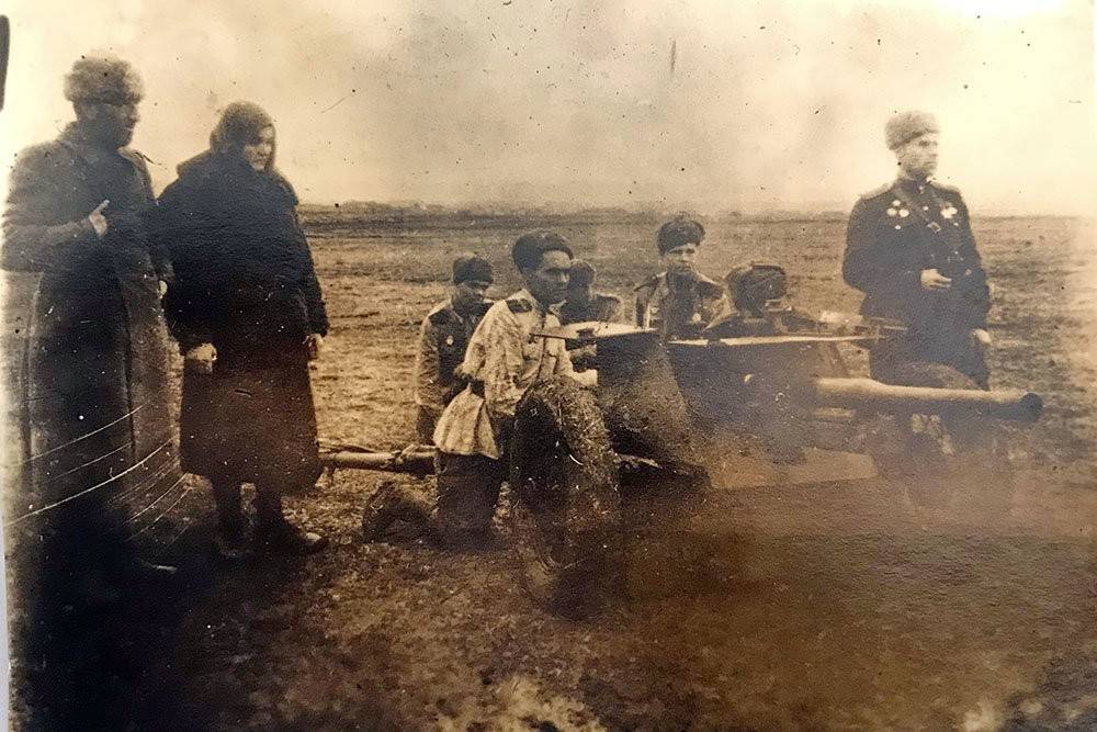 Родители Мурата Елекоева на передовой с бойцами расчета, которым он командовал. 1944 год. Фото: Из архива Дмитрия Шеварова