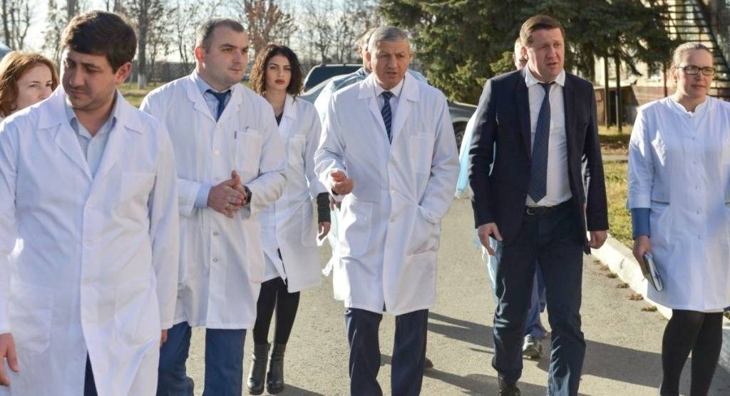 Михаил Ратманов (второй справа) - бывший министр здравоохранения Северной Осетии (фото RFE/RL)