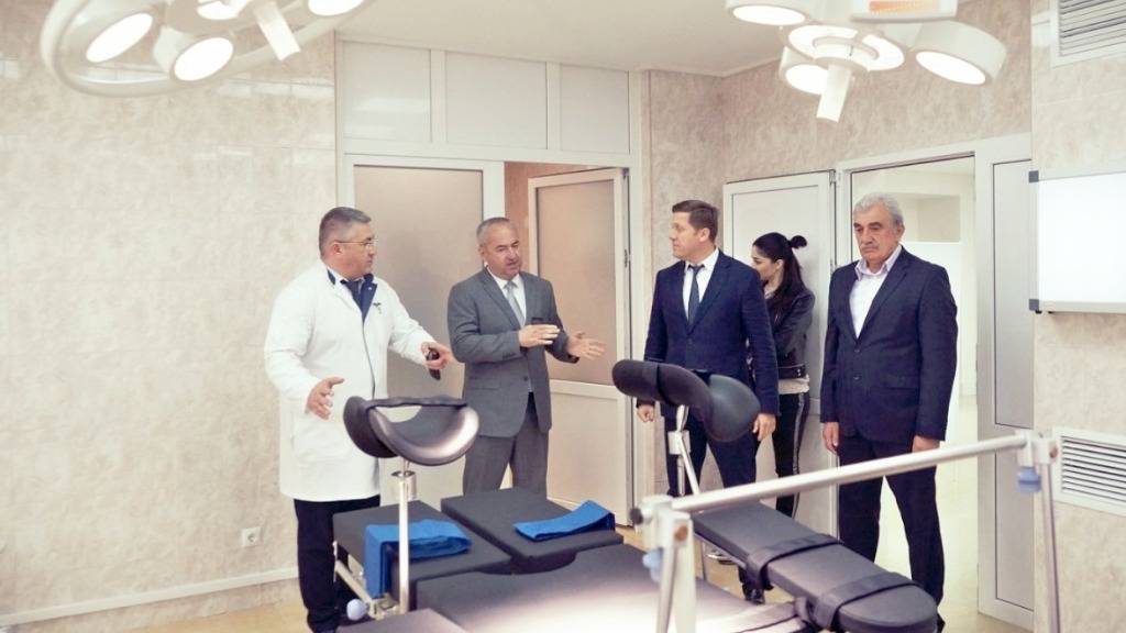 Асланбек Моргоев с председателем правительства Северной Осетии Таймуразом Тускаевым (слева направо) в РКБ (фото alania.gov.ru)