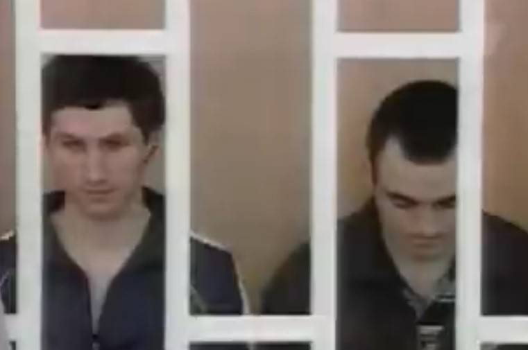 Мовсар Темирбиев и Руслан Чахкиев на скамье подсудимых (скрин из сюжета 1tv.ru)