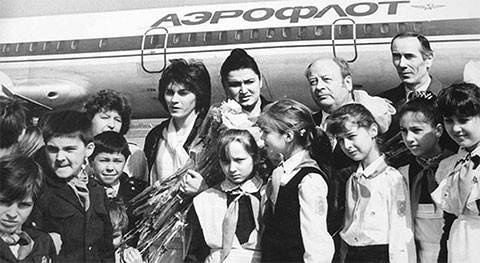 Учительница Наталья Ефимова (с цветами) и ее освобожденный класс