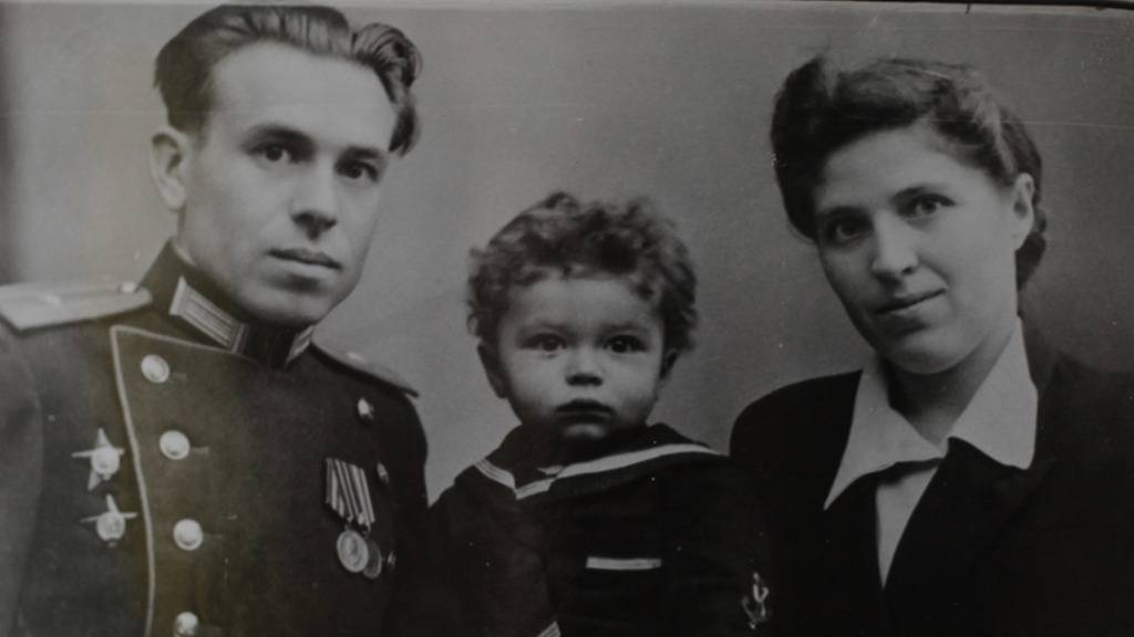 Владимир Пруссаков с сыном и женой 

Фото из личного архива семьи
