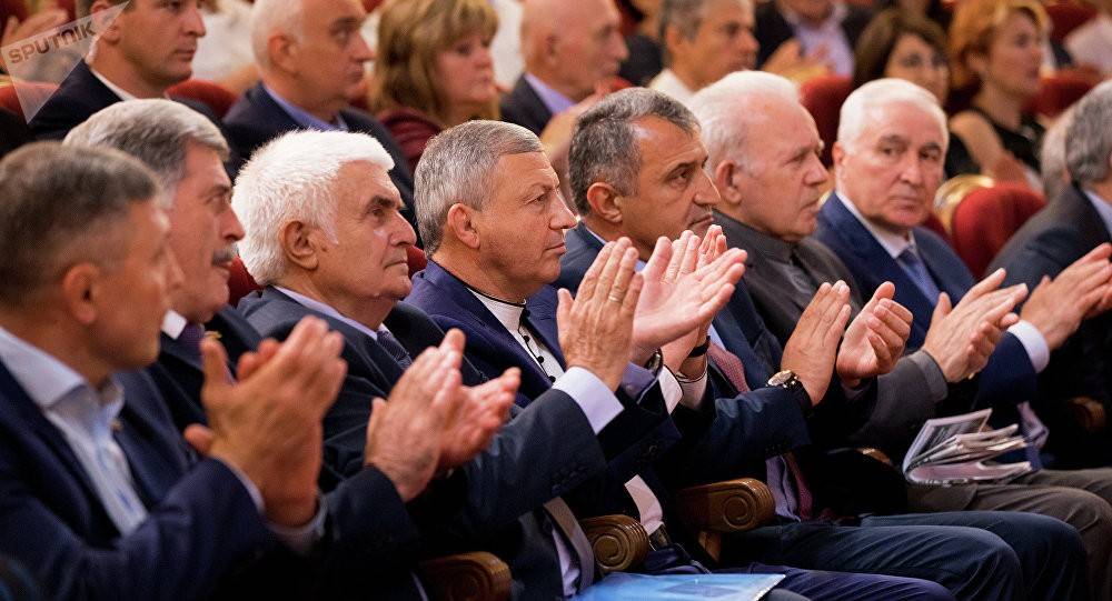Справа налево - президенты Южной Осетии Леонид Тибилов, Людвиг Чибиров и Анатолий Бибилов (фото gztslovo.ru)