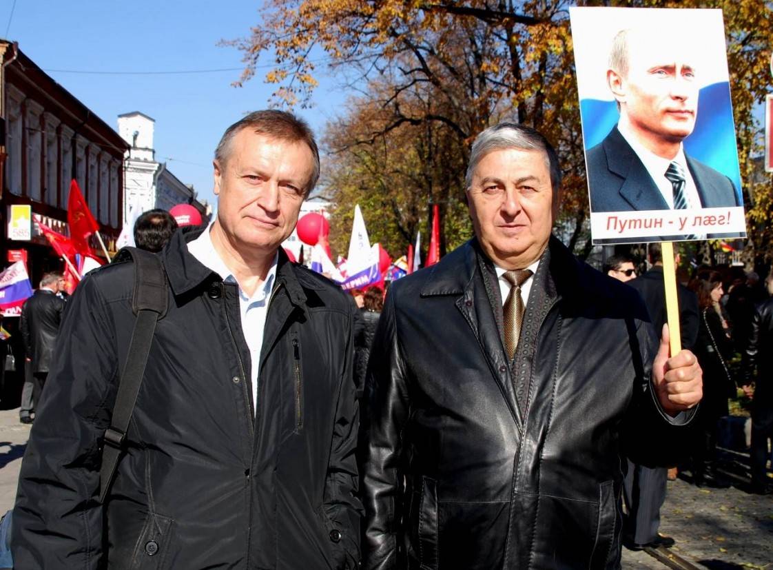 Руслан Кастуев (справа) на митинге в поддержку Владимира Путина