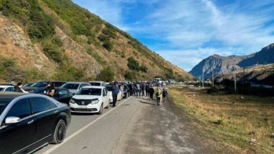 Релоканты забрали половину из эвакуированных с Военно-Грузинской дороги автомобилей