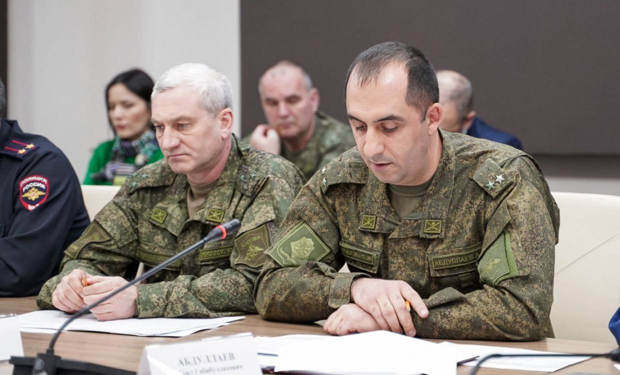 Военком республики Абрил Абдуллаев (справа)