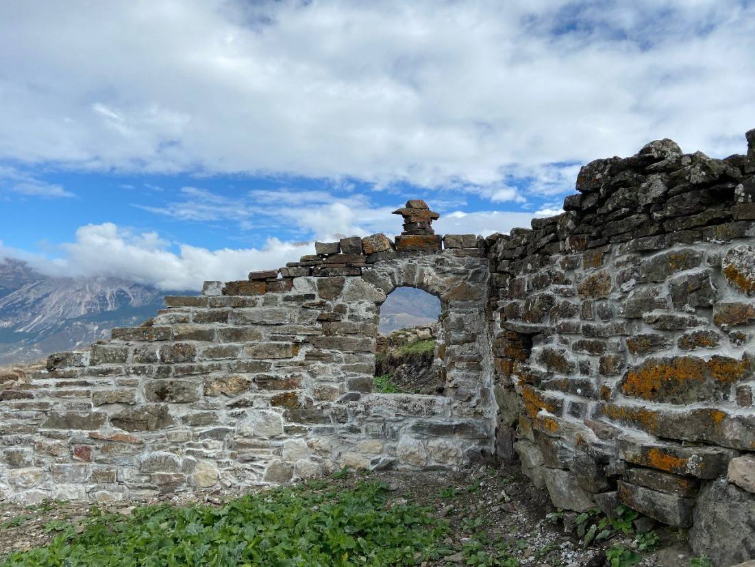Остатки древней церкви в средневековой крепости в с. Кумбулта после консервации