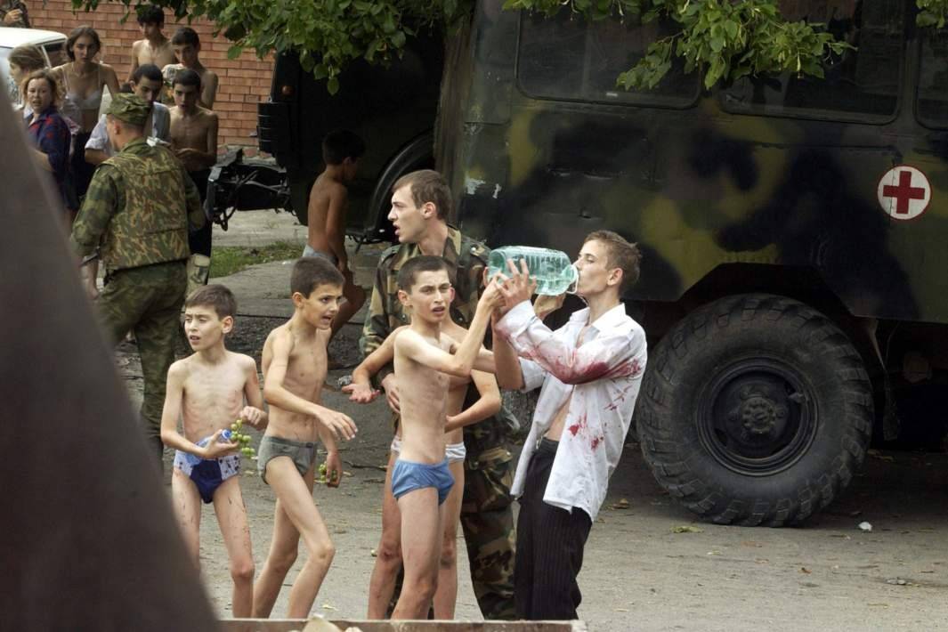 Спасенные заложники, пострадавшие во время теракта в Беслане, 4 сентября 2004 года
Фото: РИА Новости/Рамазан Лагкуев