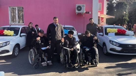 Соцфонд вручил ключи от новых Lada Granta четверым жителям Северной Осетии, пострадавшим на производстве