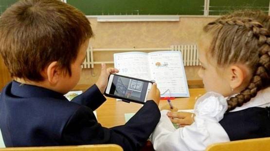 Дума приняла закон о запрете использования смартфонов школьниками и об обязательных уроках труда