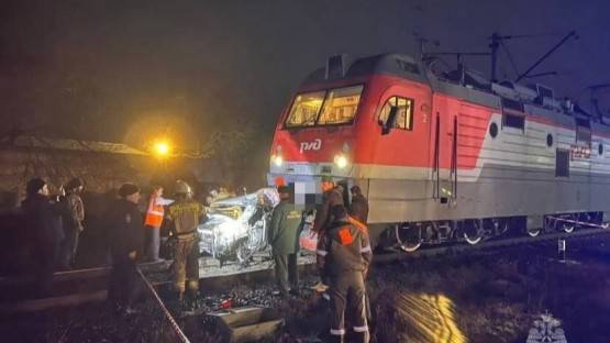 В Эльхотово машина попала под поезд, два человека погибли