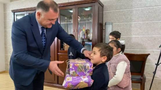 Алан Гаглоев исполнил новогодние желания воспитанников интернатов