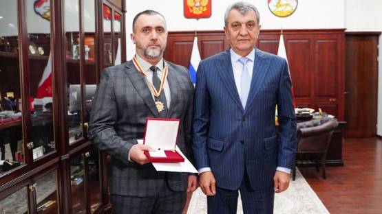 Меняйло вручил орден «Слава Осетии» командиру батальона «Алания» Руслану Остаеву