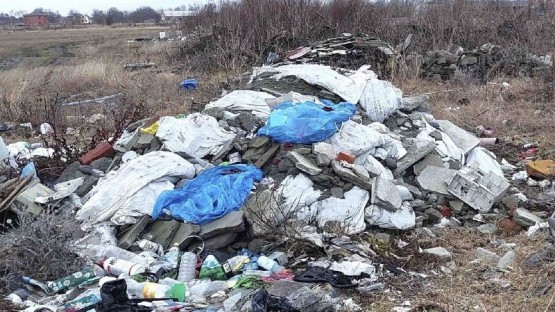 На окраине Кадгарона обнаружили двухметровые навалы мусора