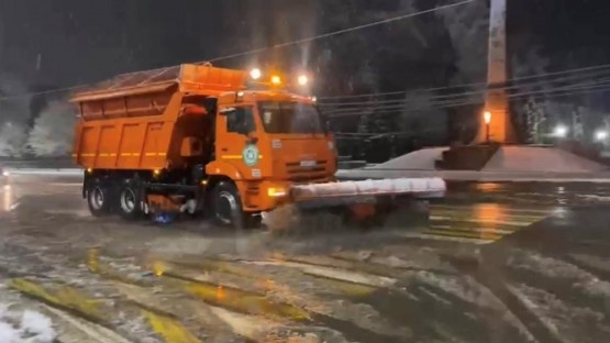 Во Владикавказе всю ночь расчищали дороги от снега и проводили противогололедную обработку