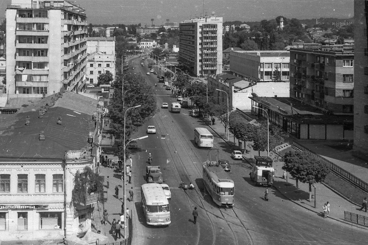 Вид на улицу Орджоникидзе со смотровой площадки здания турбазы, лето 1976 года
Фото: Федор Федосеев
