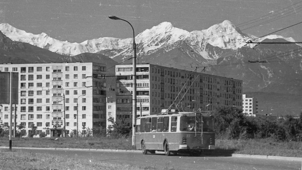 Новостройки района БАМ и вид на горные вершины, лето 1982 года 
Фото: Федор Федосеев