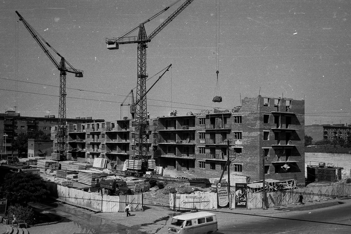 Строящийся 9-этажный дом на улице Джанаева. Еще в марте на этом месте были одноэтажные складские помещения мебельной фабрики. Конец августа 1966 года
Фото: Федор Федосеев