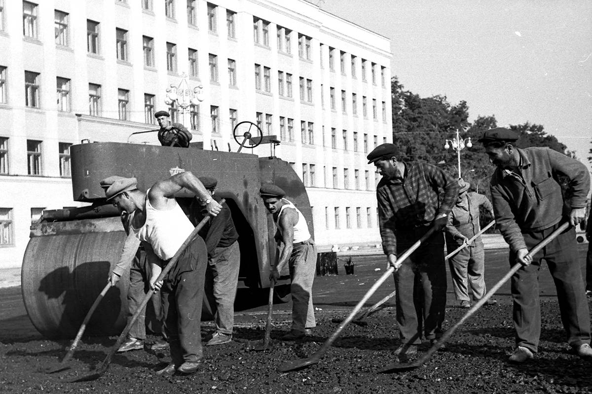 Укладка нового асфальтового покрытия на площади Свободы, лето 1968 года

Фото: Федор Федосеев