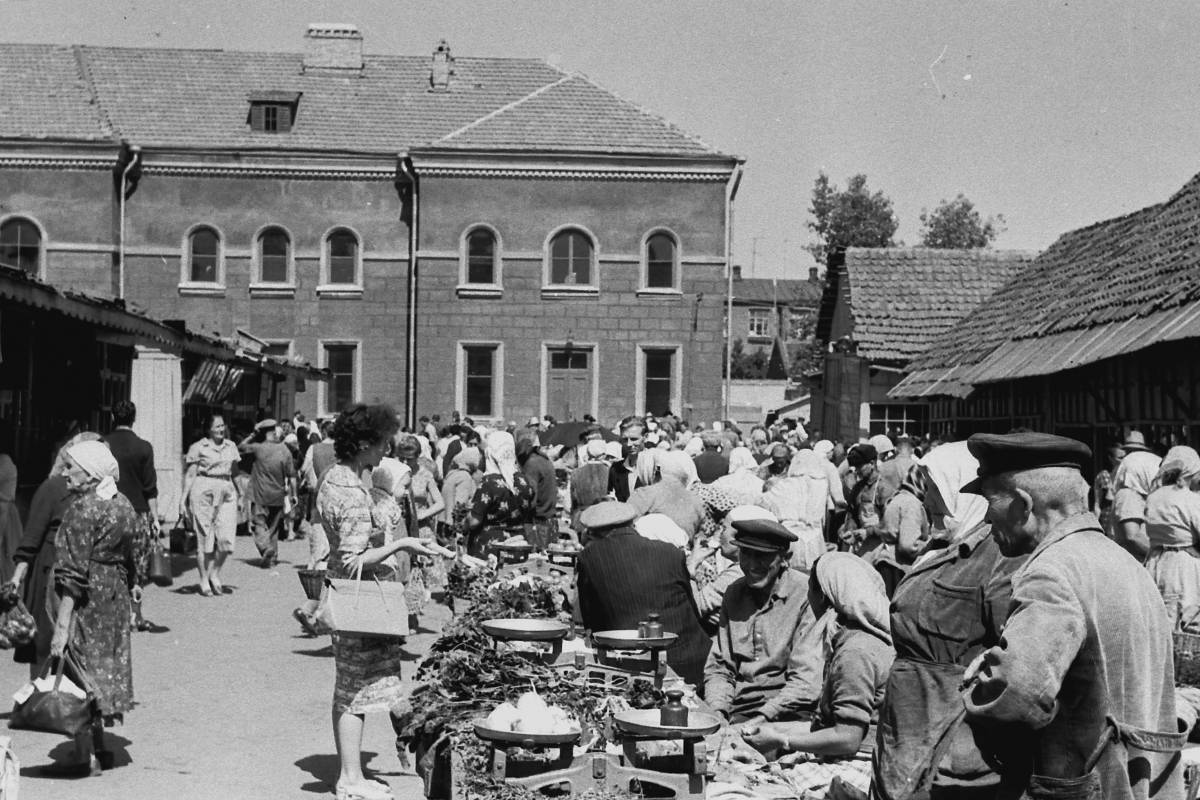 Продуктовые ряды на центральном колхозном рынке, 1963 год
Фото: Федор Федосеев