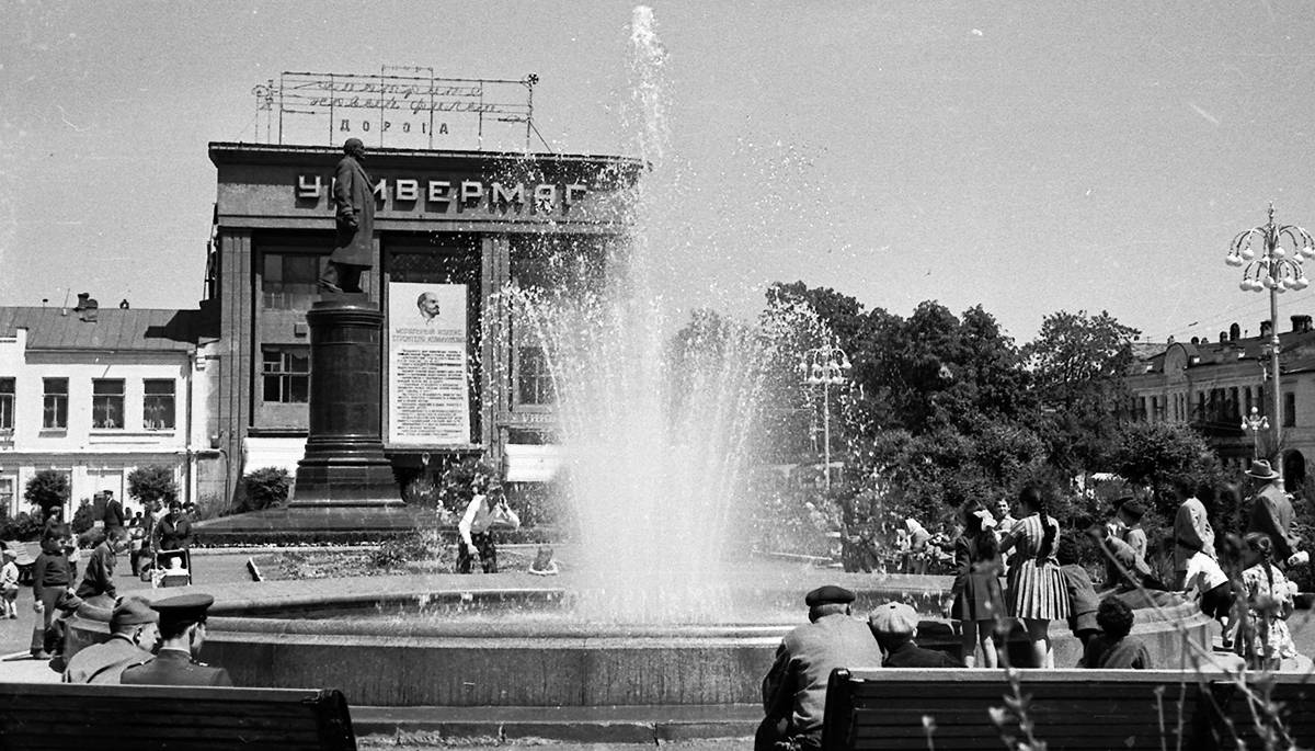 Площадь Ленина — в выходной день излюбленное место отдыха горожан, лето 1961 года
Фото: Федор Федосеев
