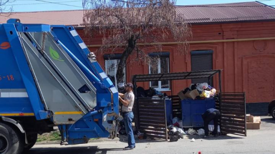 32 мусоровоза с утра вышли на маршруты и вывозят мусор с контейнерных площадок Владикавказа