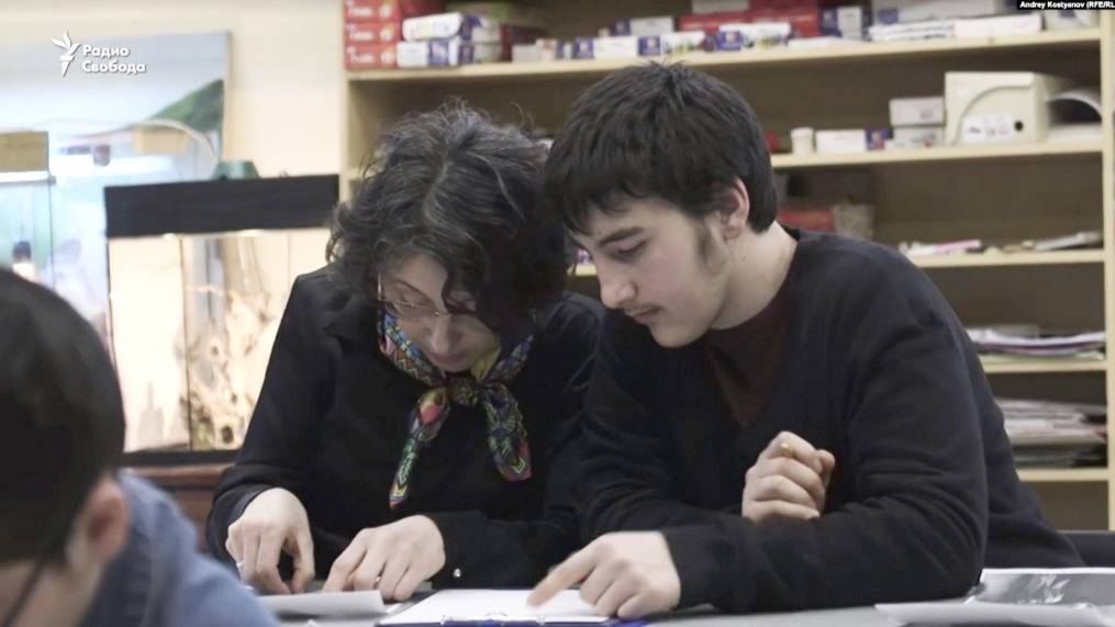 Залина Дудуева и Руслан на кружке по рисованию, кадр из фильма Одна дома