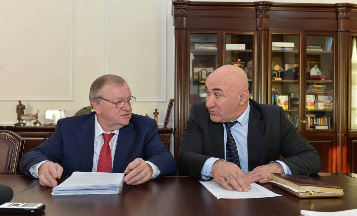 Казбек Вазиев (слева) и Ахсарбек Сабаткоев (фото: alania.gov.ru)