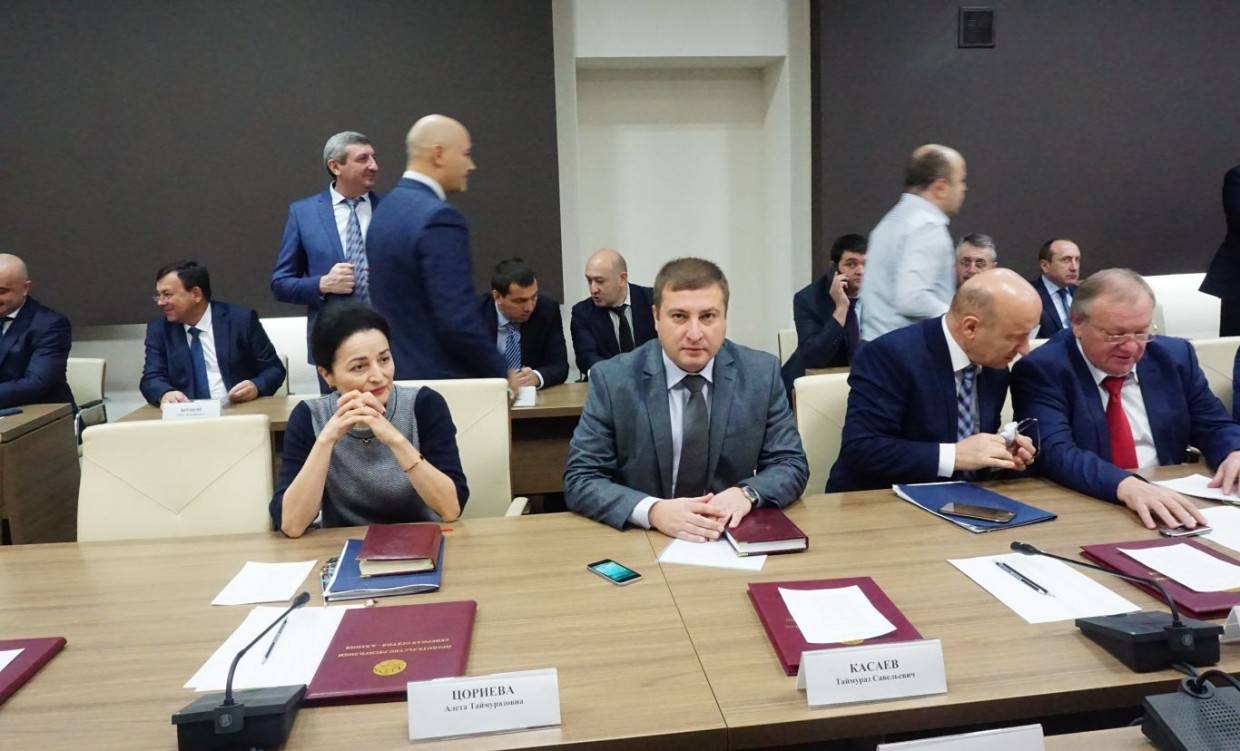 Таймураз Касаев (в центре) (фото: пресс-служба главы и правительства Северной Осетии)