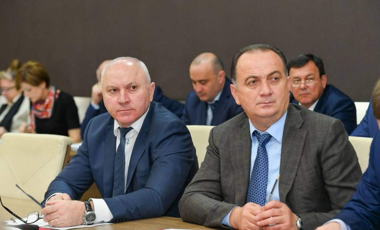 Эльбрус Мадзаев (слева) (фото: alania.gov.ru)