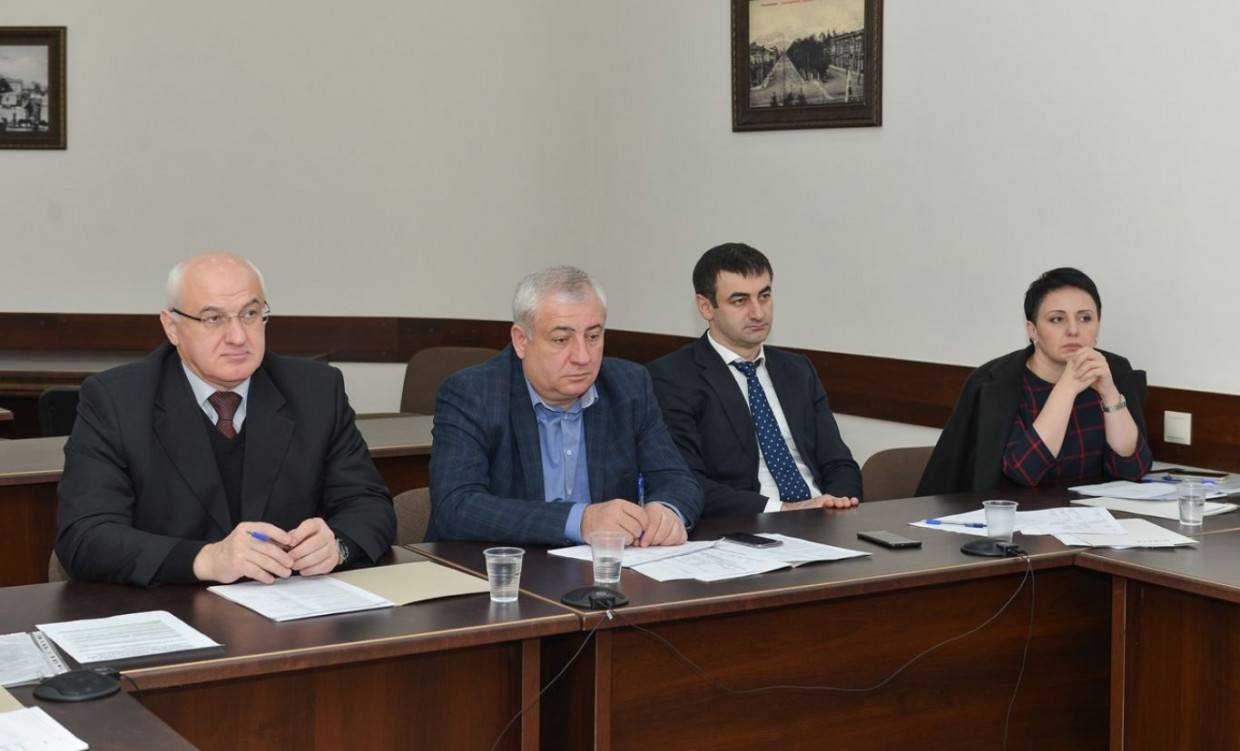 Виктор Ортабаев (слева) (фото: пресс-служба главы и правительстваСеверной Осетии)
