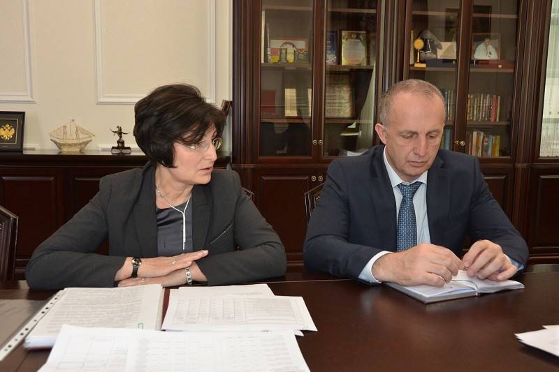 Рафаэль Беликов (справа) (фото: пресс-служба парламента Северной Осетии)