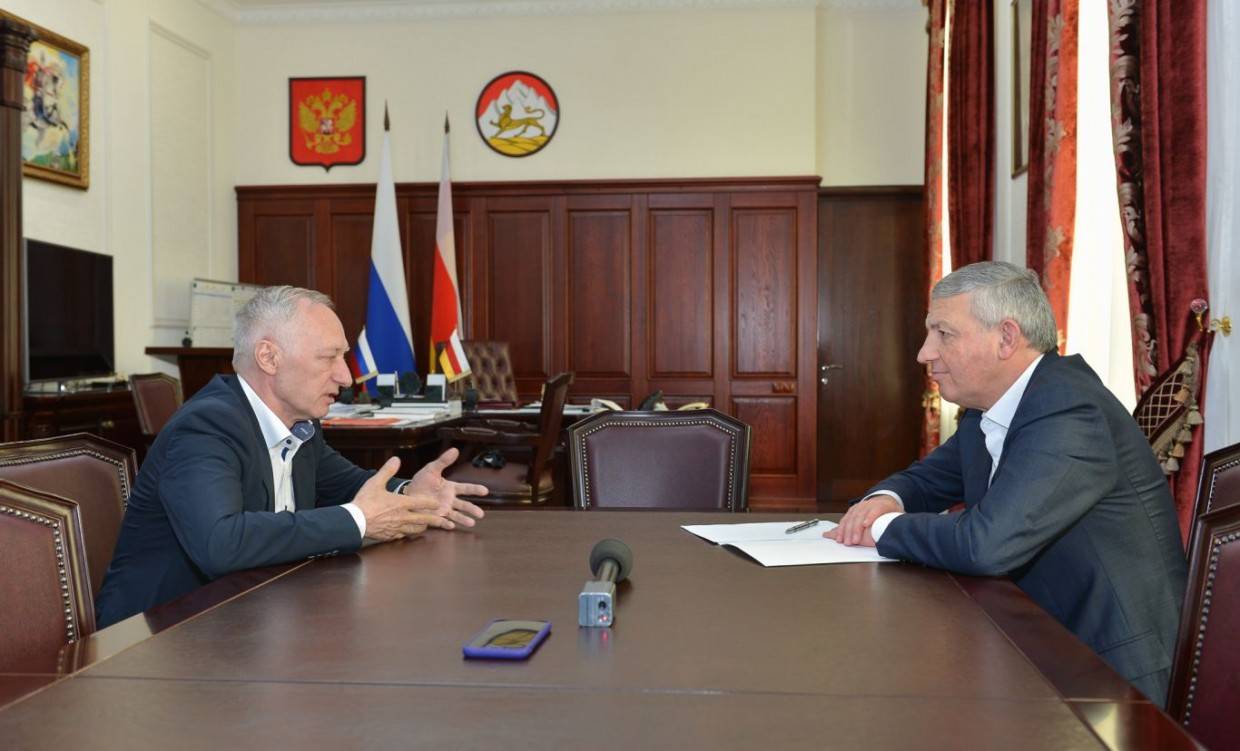 Владимир Гуриев (слева) и Вячеслав Битаров (фото: пресс-служба главы и правительства Северной Осетии)