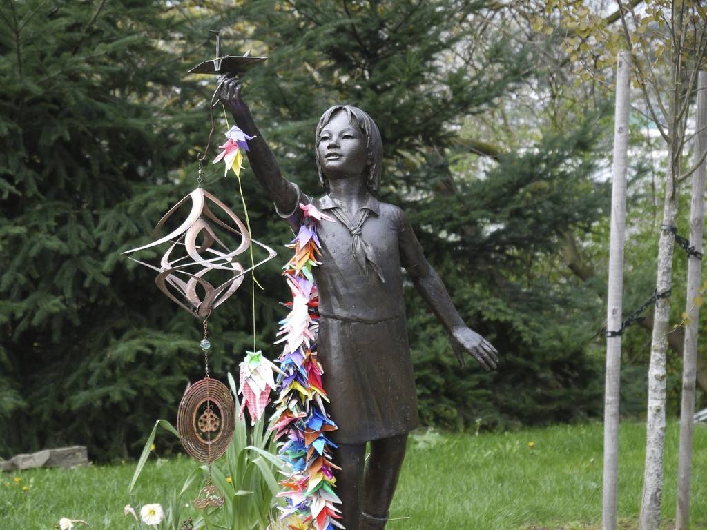 Памятник 12-летней Садако Сасаки, погибшей от лейкимии в следствии бомбардировки Хиросимы