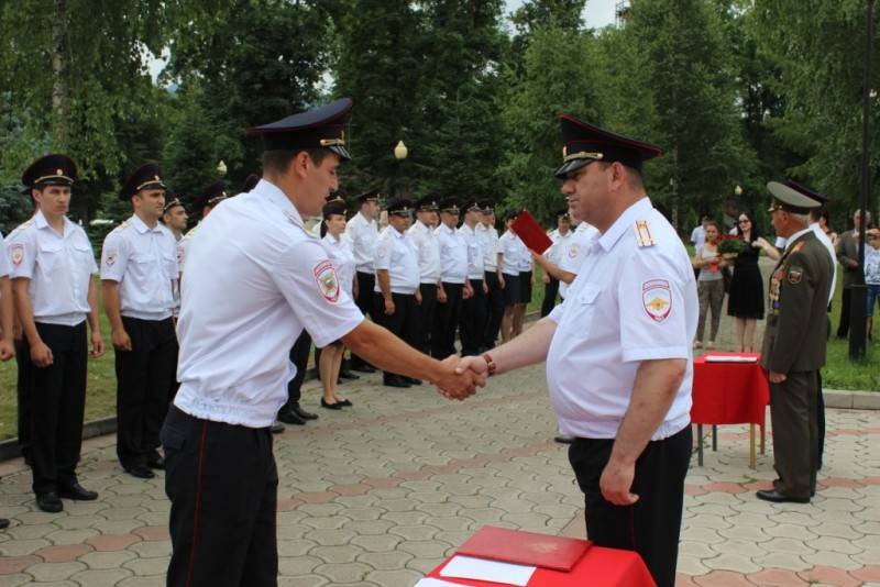 Батраз Елоев (справа) (фото: пресс-служба МВД по Северной Осетии)