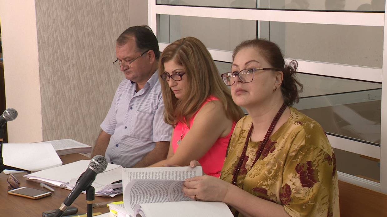 Анджелика Сикоева (справа) и адвокаты семьи Цкаевых (фото: ГТРК Алания)
