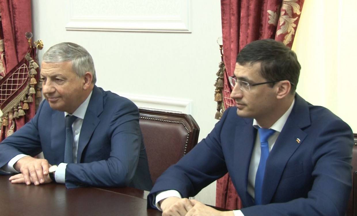 Таймураз Фидаров (справа) и Вячеслав Битаров (фото: пресс-служба главы и правительства Северной Осетии)