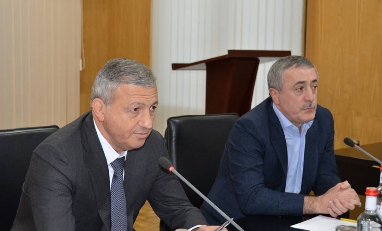 Вячеслав Битаров и Арсен Фадзаев (фото: пресс-служба главы и правительства Северной Осетии)