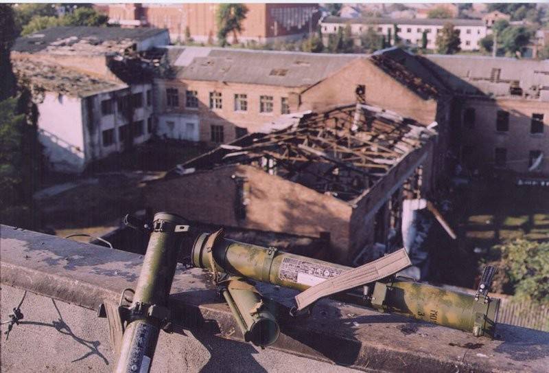Тубус от гранатомета на крыше дома напротив школы (фото: Twitter)