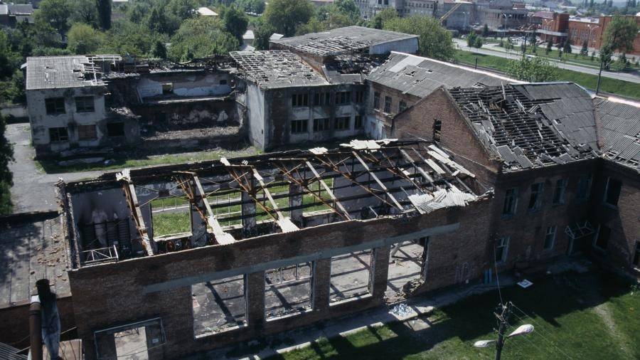 Разрушенное здание школы № 1 Беслане