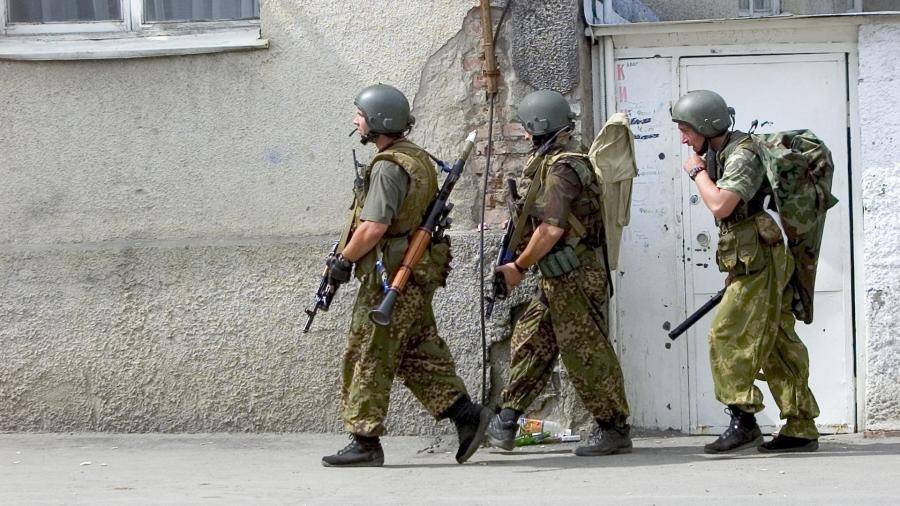 Российский спецназ во время операции по освобождению заложников в школе №1
