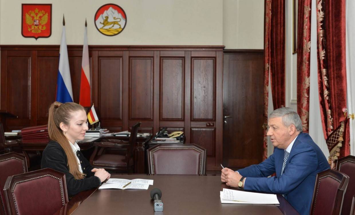 Вячеслав Битаров и председатель молодежного парламента Северной Осетии Берта Биджелова, публично поддержавшая пенсионную реформу