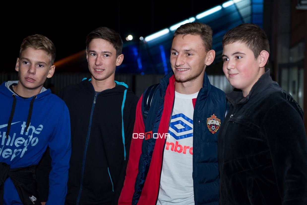 Федор Чалов (второй справа) и юные болельщики