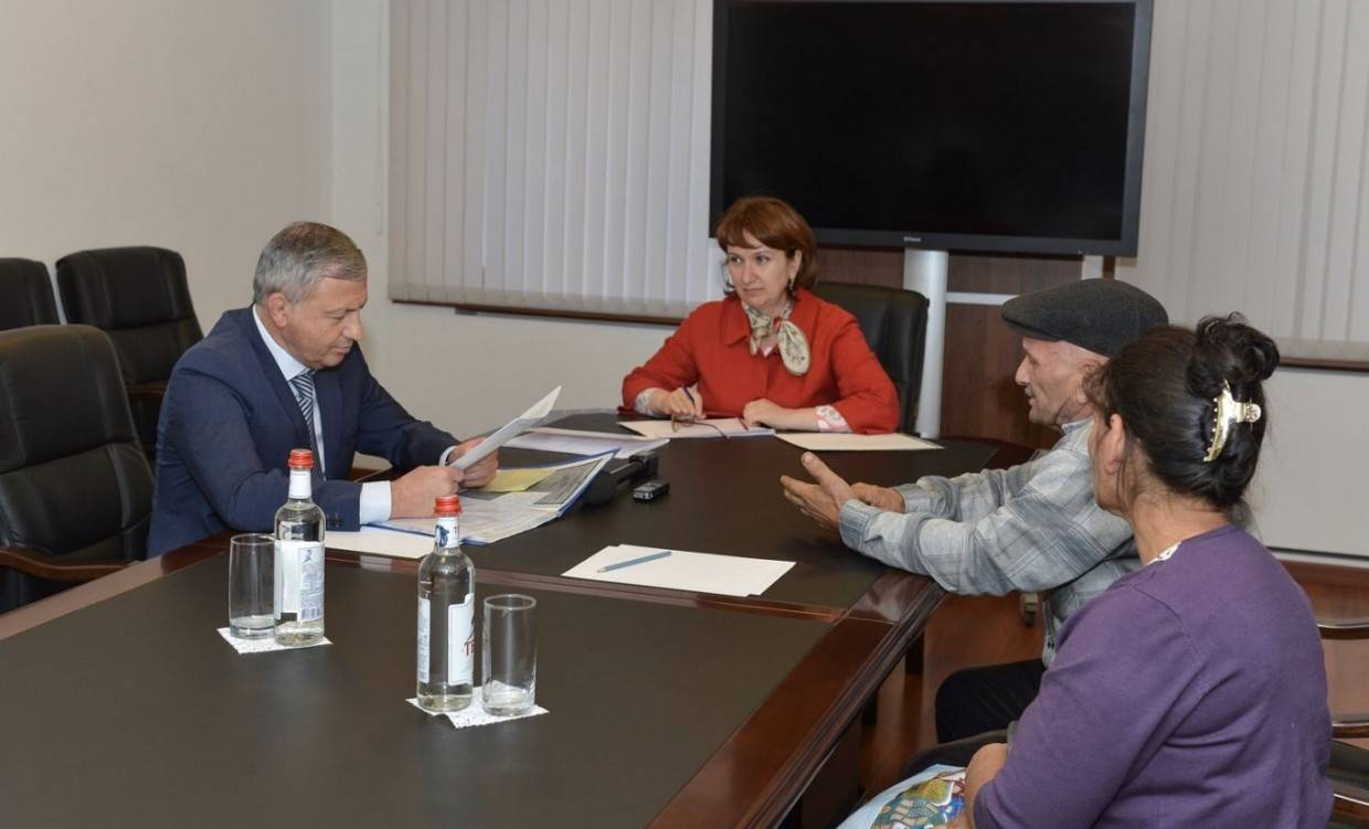 Ирина Алдатова (в центре) (фото: пресс-служба главы и правительства Северной Осетии)