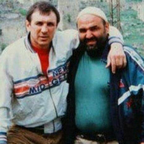 Слева направо: Алихан Харсиев и похититель осетин Зелимхан Батаев