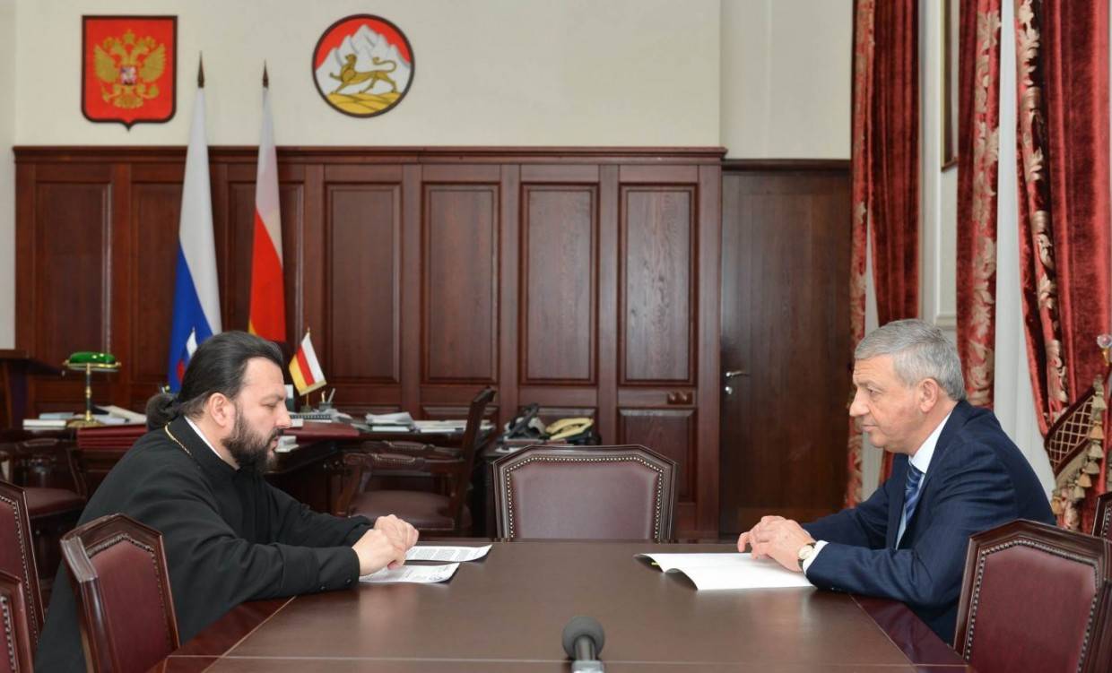 Архиепископ Леонид (слева) и Вячеслав Битаров (фото: пресс-служба правительства Северной Осетии)