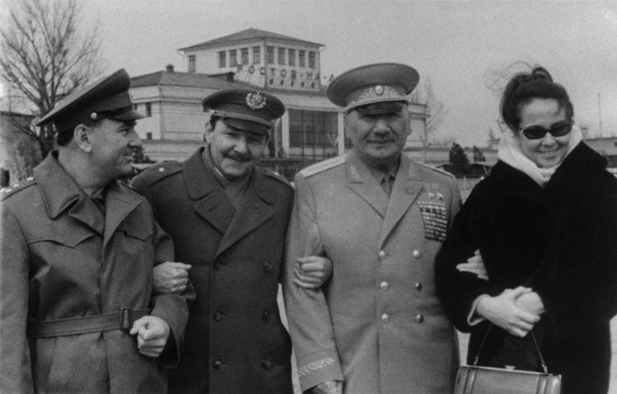 Исса Плиев (второй справа)
