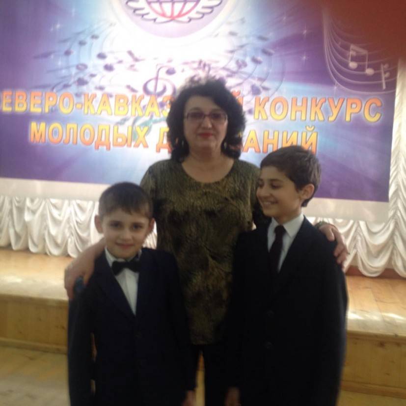 Фатима Кабалоева с учениками фото: Facebook)