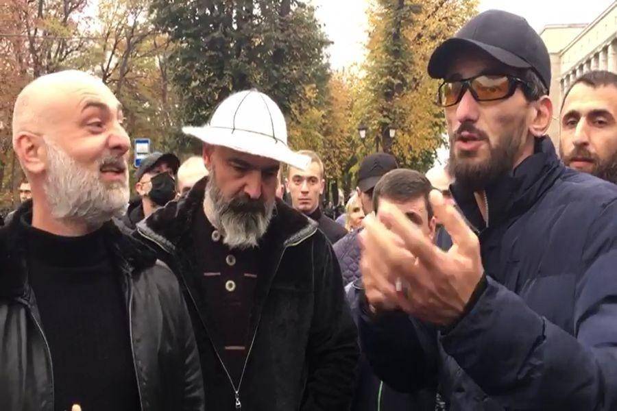 Вадим Чельдиев (справа) на митинге во Владикавказе (фото: Facebook)
