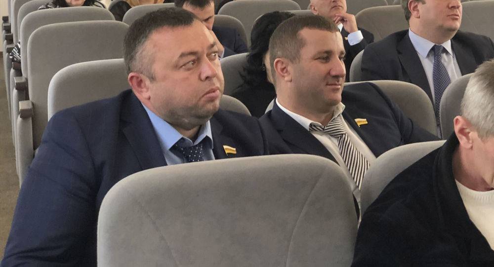 Дзамболат Медоев (слева) на сессии парламента Южной Осетии (фото: Спутник)